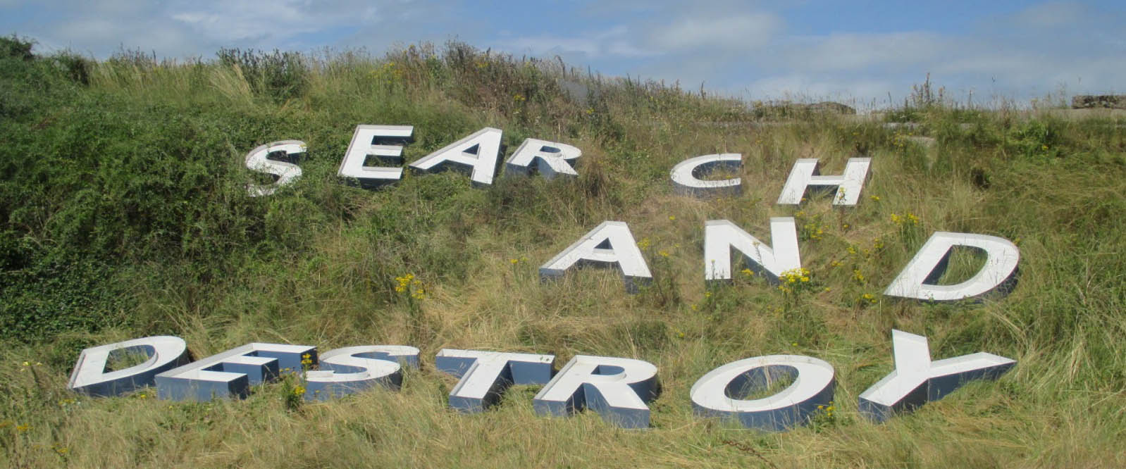 Tekst in de duinen: Search and destroy